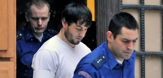 Soud poslal Isu Agajeva (uprostřed) na 18 let do vězení. 