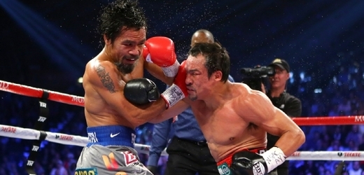 Manny Pacquaio (vlevo) při sobotním souboji s Márquezem.