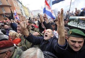 Chorvatští příznivci Gotoviny jásají nad jeho očištěním u soudu v Haagu.