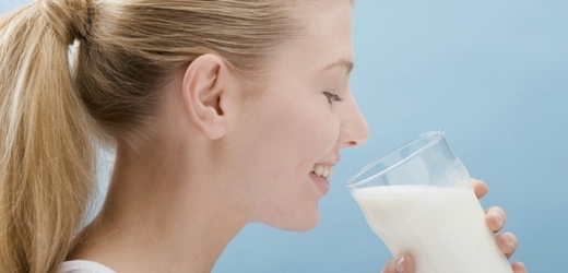Američané pijí méně mléka. Za poklesem popularity prý stojí větší obliba balených vod (ilustrační foto).