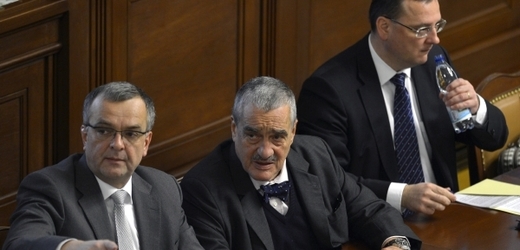 Ministr financí Miroslav Kalousek (zleva), ministr zahraničí Karel Schwarzenberg a předseda vlády Petr Nečas.