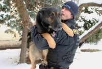 Policejní pes Marko se svým psovodem.
