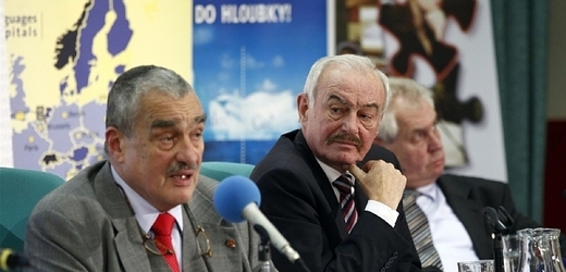 Ministr zahraničí Karel Schwarzenberg (vlevo) a předseda Senátu Přemysl Sobotka.