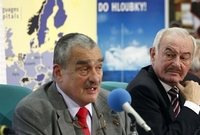 Ministr zahraničí Karel Schwarzenberg (vlevo) a předseda Senátu Přemysl Sobotka.