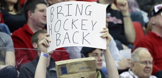 Fanoušci v NHL chtějí zpátky hokej.