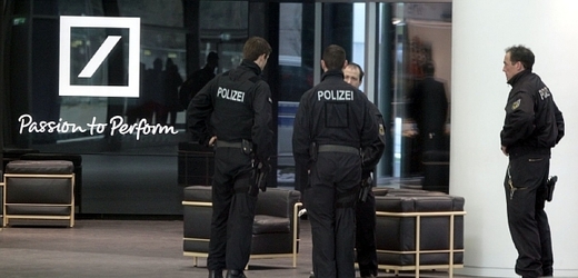  Policie při středečním zásahu v Deutsche Bank.