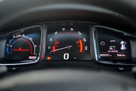 Řidič může na displeji sledovat, jaký pohon vůz momentálně využívá.
