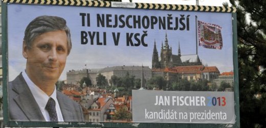 Billboard se strefuje do Fischerovy minulosti nápisem: Ti nejschopnější byli v KSČ.