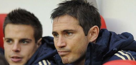 Zamyšlený Frank Lampard v duelu se Sunderlandem pouze na lavičce.