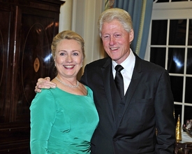 Zatím poslední zákon omezující prodej zbraní schválil Kongres za demokratického prezidenta Billa Clintona v roce 1994. Na snímku Clinton se svou manželkou a současnou ministryní zahraničí Hilary.