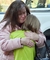 Matka objímá dceru, jednu z žákyň školy Sandy Hook, která měla štěstí a útoku šíleného střelce unikla. (Foto: ČTK/AP).  