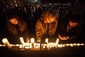Tisíce svíček se objevují poblíž místa tragédie, truchlí lidé po celé Americe. (Foto: Profimedia)