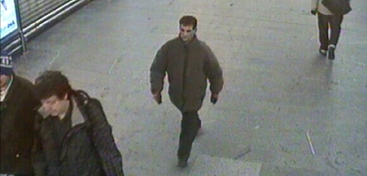 Snímek z kamerového systému metra ukazuje podezřelého muže (samostatně jdoucí za dvojicí). 