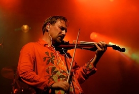 Kapela bývá zmiňována v souvislosti s takzvanou keltskou muzikou, ale podle lídra skupiny Šenbauera k tomuto image přišli trochu omylem. Na snímku houslista Luboš Lisner.