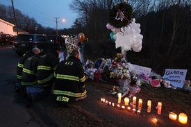 Lidé zapalují další a další svíčky poblíž místa tragédie.