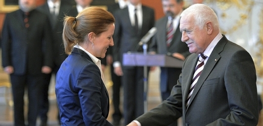 Václav Klaus jmenuje Karolínu Peake ministryní obrany.