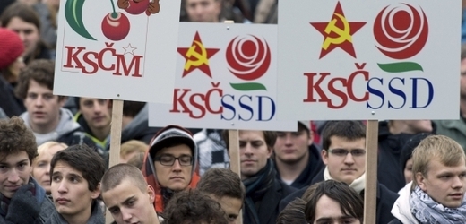 Studenti uspořádali v listopadu v Českých Budějovicích proti koalici ČSSD a KSČM demonstraci.
