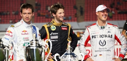 Romain Grosjean (uprostřed) vyhrál Závod šampionů.