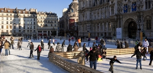 Bruslení k předvánoční Paříži patří. Ilustrační foto z náměstí Hotel de Ville (City Hall).