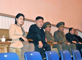 Kim Čong-un se svou manželkou na volejbalovém zápase (snímek z listopadu 2012).