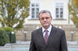 Vladimír Dlouhý nechce, aby se kvůli jeho stížnosti posouval termín voleb.