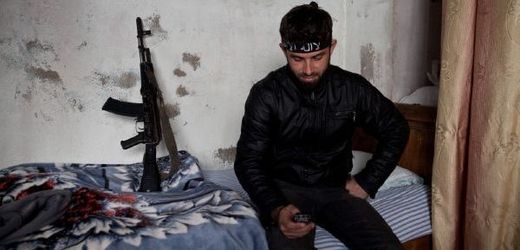 Bojovník Svobodné syrské armády v přestávce mezi boji posílá SMS.