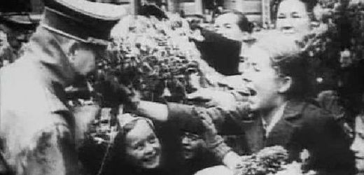 Sudetští Němci vítají freneticky Hitlera (1938).