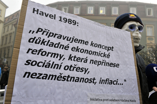 Jeden z transparentů Iniciativy proti velebení Václava Havla.