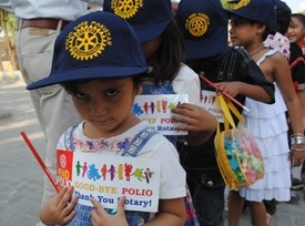 Pákistánské dítě děkuje mezinárodní dobročinné organizaci "rotariánů" za pomoc při vymycování dětské obrny.