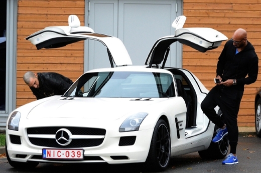 Automobilovou lahůdku vlastní i Francouz Nicolas Anelka, někdejší útočník londýnské Chelsea, který nyní působí v čínském týmu Shanghai Shenhua. Jízdu si užívá v parádním vozu značky Mercedes.