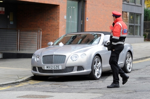 Té samé značce je věrný i kanonýr Manchesteru United Wayne Rooney, který mimo jiné využívá i několik vozů typu SUV a vlastní také dodávku mercedes. Příliš si ale nerozumí s policisty v Manchesteru, kteří neváhali s pokutou za špatné parkování.