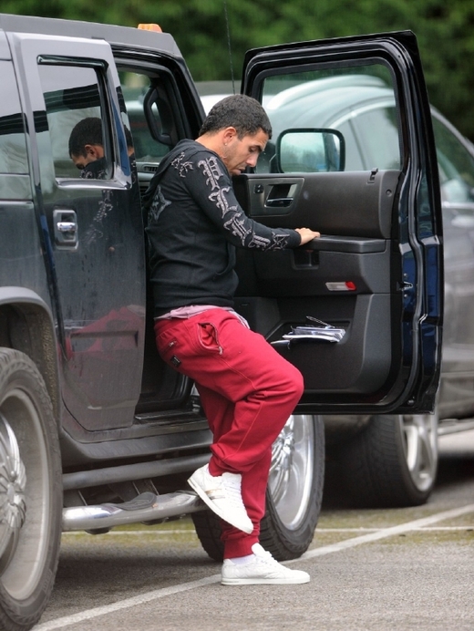 Na silnici se nemusí bát ani útočník Manchesteru City Carlos Tévez. Jeho hummer působí doslova jako tank.