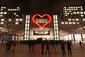 Václava Havla si připomněli dokonce i v Bruselu, kde se na budově Evropského parlamentu objevilo červené neonové srdce.