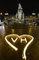 Horní část Václavského náměstí v Praze v noci na 18. prosince se srdcem a iniciálami Václava Havla ze svíček.