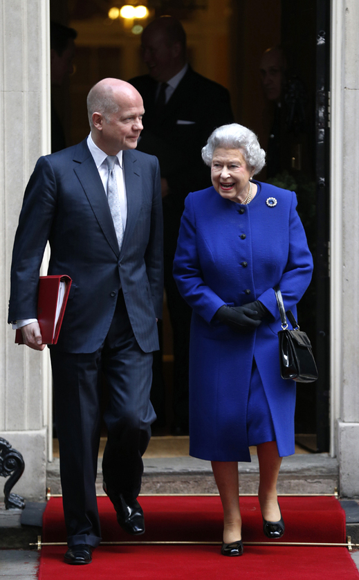 Královna opouštěla rezidenci v Downing Street 10 očividně spokojena.
