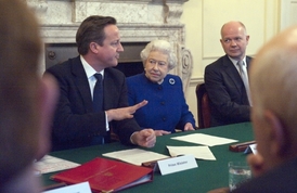 Královna usedla mezi premiéra Davida Camerona a ministra zahraničí Williama Haguea.