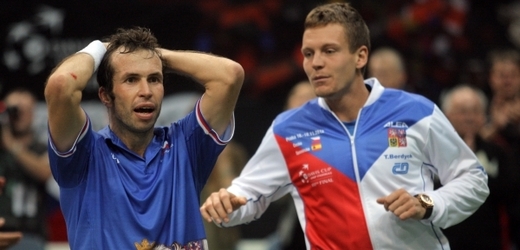 Radek Štěpánek (vlevo) po triumfu v Davis Cupu s parťákem Tomášem Berdychem.