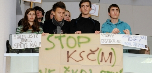 Studenti několika středních škol protestovali proti účasti KSČM v krajské vládě.