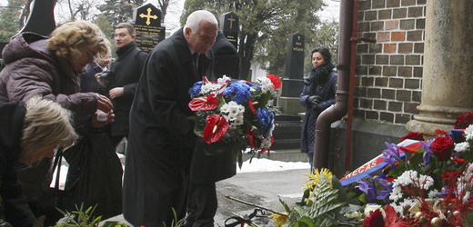 Prezident Václav Klaus položil věnec k místu posledního odpočinku Václava Havla na Vinohradském hřbitově v Praze.