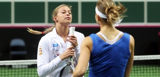 Andrea Hlaváčková (vlevo) po vítězném finále Fed Cupu.