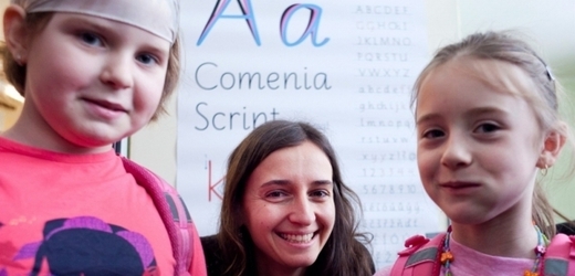 Grafička Radana Lencová se školáky při výuce nového písma Comenia