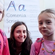 Grafička Radana Lencová se školáky při výuce nového písma Comenia