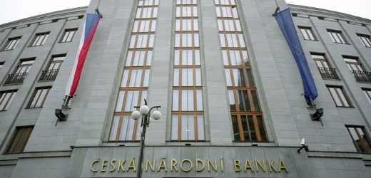 Česká národní banka začala udílet licence penzijním fondům na fondy pro druhý pilíř důchodového spoření.