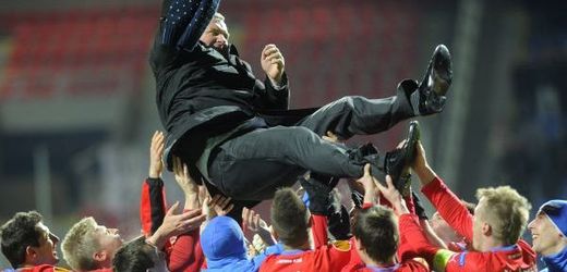 Hráči Plzně oslavují vítězství a gratulují trenérovi Pavlu Vrbovi (nahoře) k 49. narozeninám.