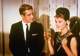 Audrey Hepburn a George Peppard v nesmrtelné Snídani u Tiffanyho.