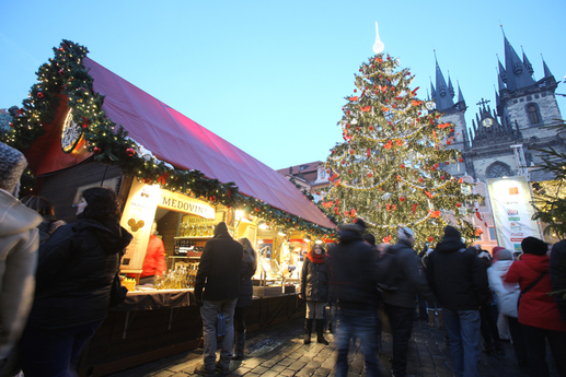 Vánoční strom na Staroměstském náměstí v Praze se letos pyšní ještě více světýlky než kdy jindy. Zvláště v noci vypadá velmi impozantně. (Foto: Jakub Stadler)