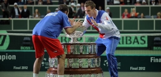 Radek Štěpánek a Tomáš Berdych při vítězném tanečku se "salátovou mísou"