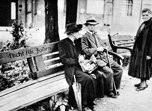 Nápis na lavičce "Ne pro Židy". Berlín, 1945.
