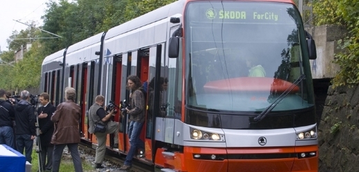 Nový typ tramvaje od Škody byla novinářům představená s velkou slávou.