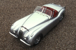 10. JAGUAR XK 120 (1948). Roadster a později i kupé mělo motor vpředu a pohon zadních kol. Číslice v názvu udává maximálních rychlost v mílích (193 km/h). Původně se mělo vyrobit jen 200 kusů, ovšem zájem byl tak velký, že nakonec sjelo z linky do roku 1954 dvanáct tisíc exemplářů.